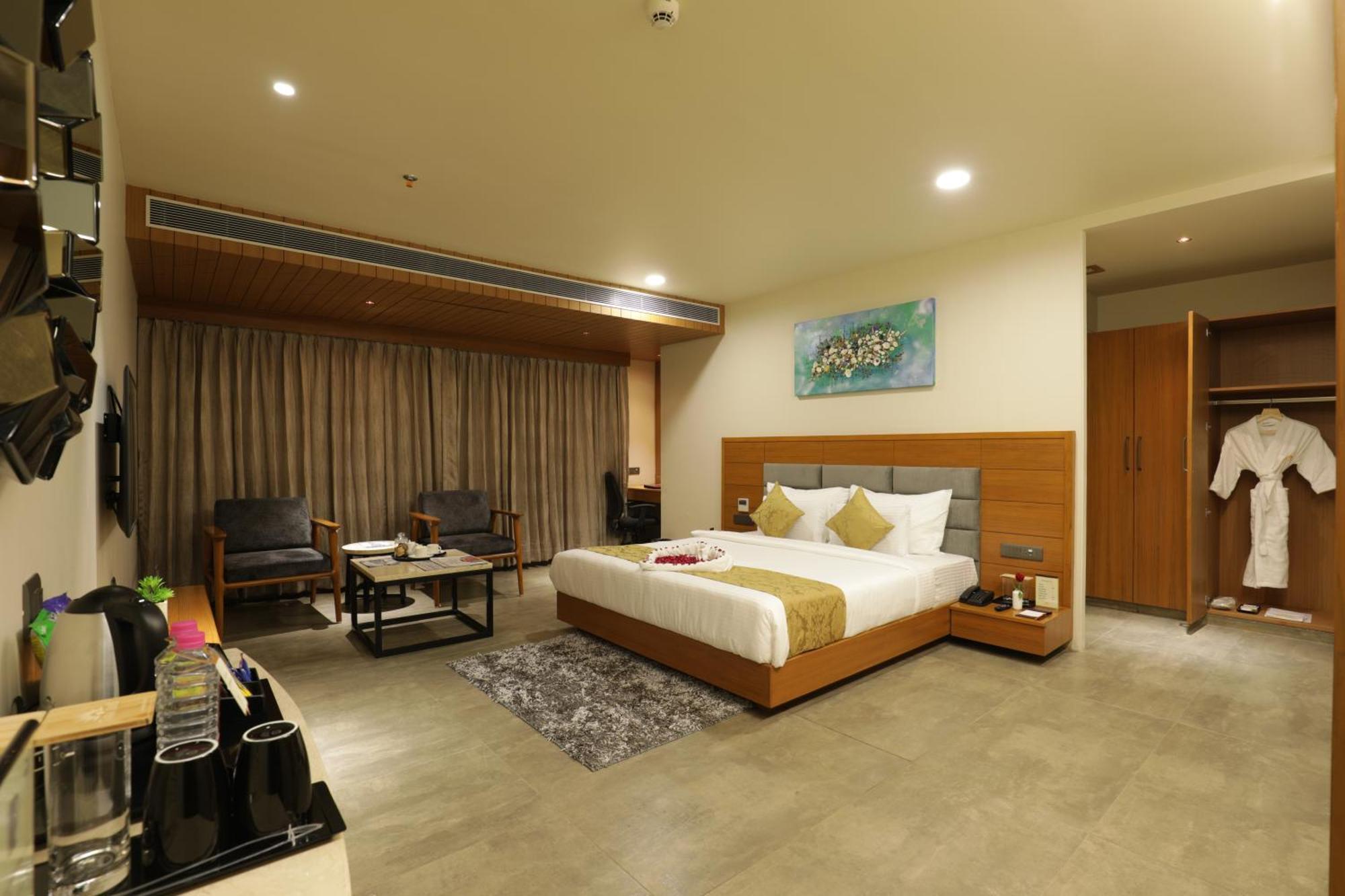 Tara Suns Hotel Vadodara Exterior foto